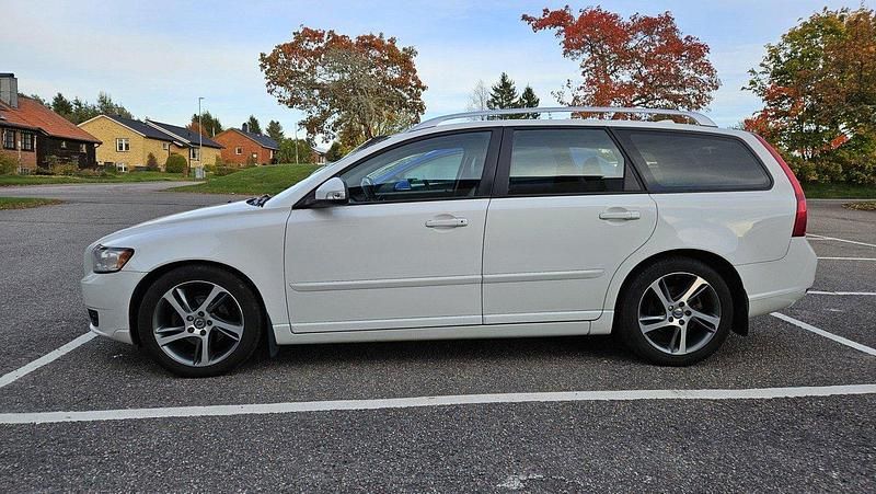 Vit Begagnad 2012 Volvo V50 Momentum Kombi | 49 000 kr (Marknadspris) - Bild 1/4