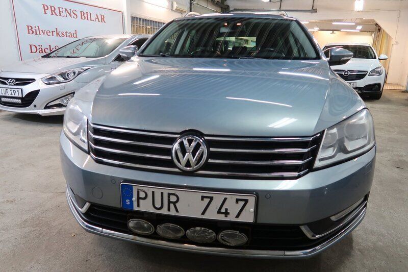 Ljusgrå (grå) Begagnad 2012 VW Passat Kombi | 99 900 kr (Marknadspris) - Bild 1/4