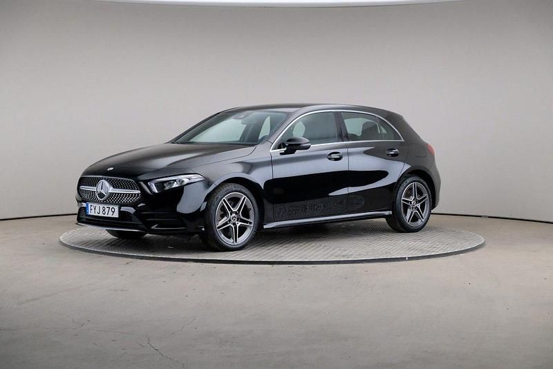 Svart Begagnad 2022 Mercedes A250 AMG line Halvkombi | 305 000 kr (Marknadspris) - Bild 1/4