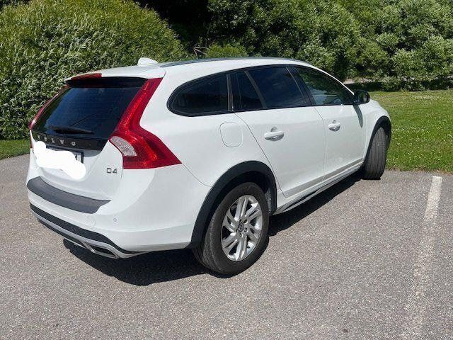 Vit Begagnad 2017 Volvo V60 CC Kombi | 139 600 kr (Superpris) - Bild 1/4