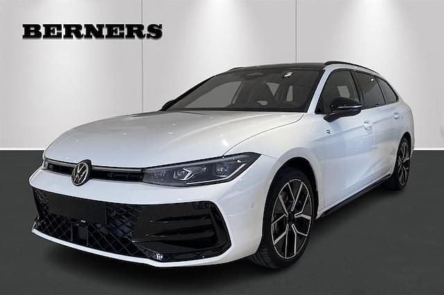 Vit Ny 2025 VW Passat R-line Kombi | 593 700 kr (Marknadspris) - Bild 1/4