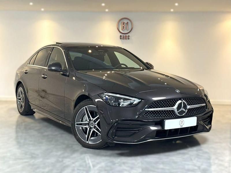 Grå Begagnad 2024 Mercedes C300e AMG line Sedan | 549 900 kr (Marknadspris) - Bild 1/4