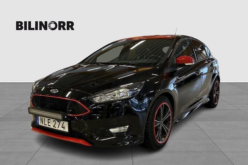 Svart Begagnad 2017 Ford Focus ST-Line Halvkombi | 129 000 kr (Dyr) - Bild 1/4