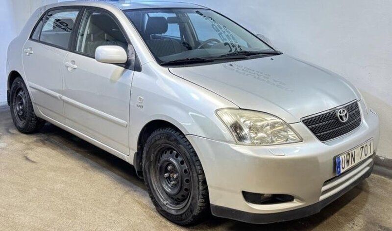Silver Begagnad 2004 Toyota Corolla Halvkombi | 39 000 kr (Marknadspris) - Bild 1/4