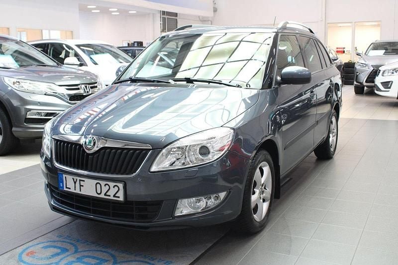 Mörkgrå Begagnad 2011 Skoda Fabia Elegance Halvkombi | 49 900 kr (Marknadspris) - Bild 1/4