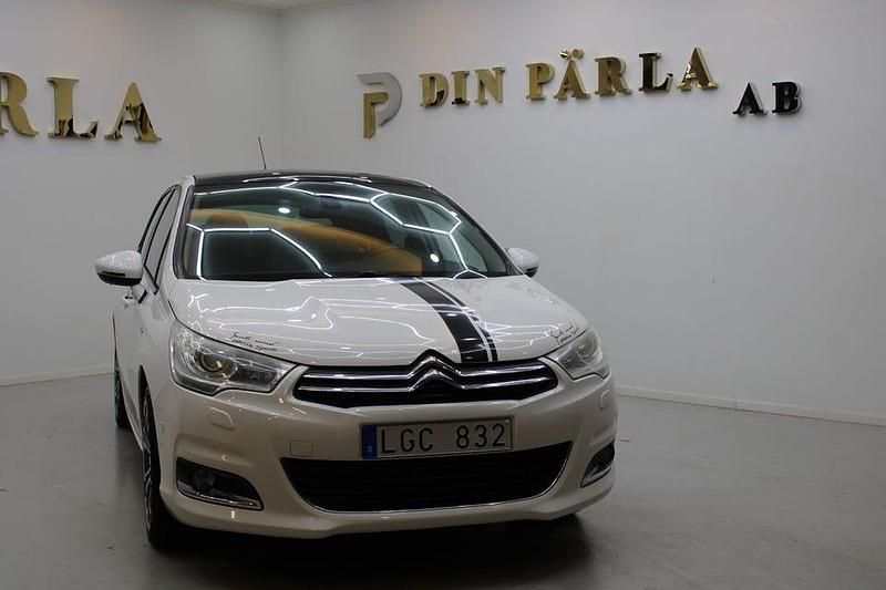 Begagnad Citroën C4 112 HK (82 kW) 2011 Vit Halvkombi