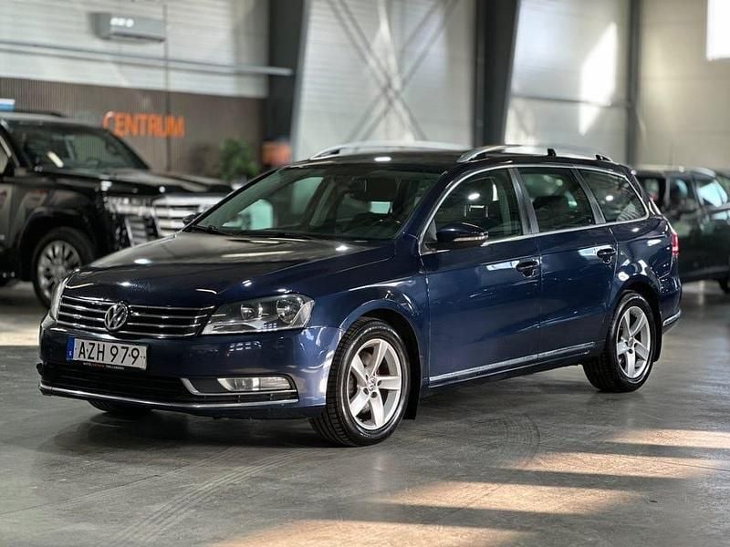 Mörkblå Begagnad 2014 VW Passat Kombi | 89 900 kr (Superpris) - Bild 1/4