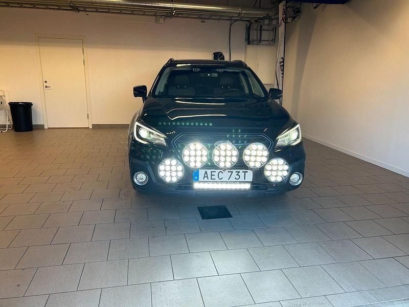 Svart Begagnad 2018 Subaru Outback SUV | 279 900 kr (Dyr) - Bild 1/4