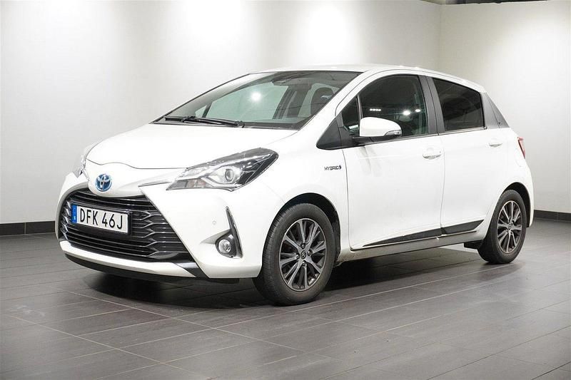 Vit Begagnad 2020 Toyota Yaris Hybrid Halvkombi | 184 900 kr (Marknadspris) - Bild 1/2