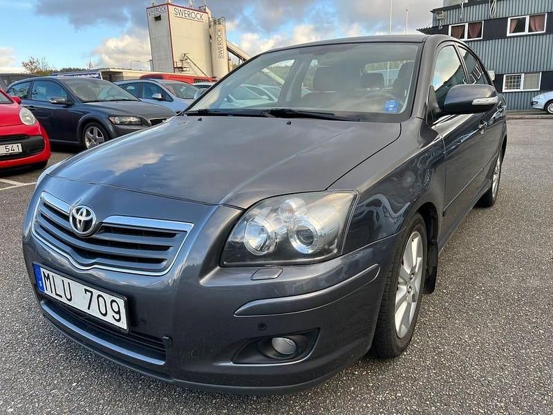 Grå Begagnad 2006 Toyota Avensis Halvkombi | 54 999 kr (Marknadspris) - Bild 1/4