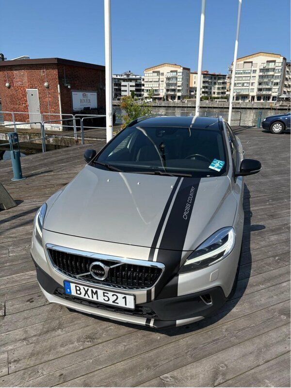Brun Begagnad 2017 Volvo V40 CC Momentum Kombi | 155 000 kr (Marknadspris) - Bild 1/4