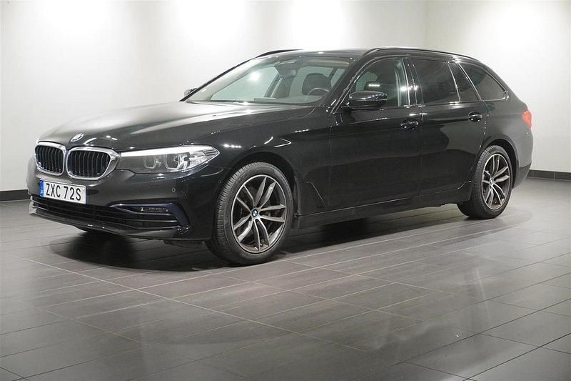 Svart Begagnad 2019 BMW 520 Sport Line Kombi | 319 400 kr (Marknadspris) - Bild 1/2