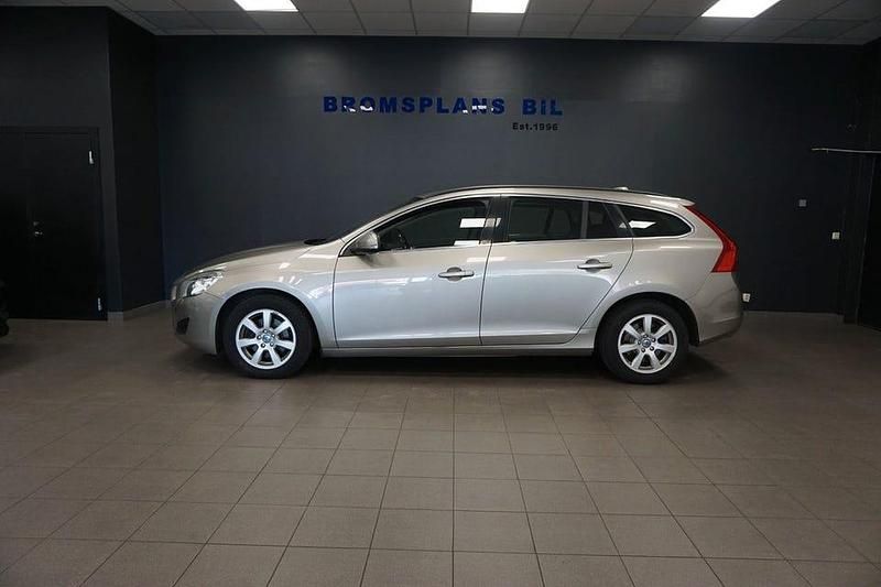 Ljusbrun (brunmetallic) Begagnad 2013 Volvo V60 Momentum Kombi | 109 500 kr (Marknadspris) - Bild 1/4