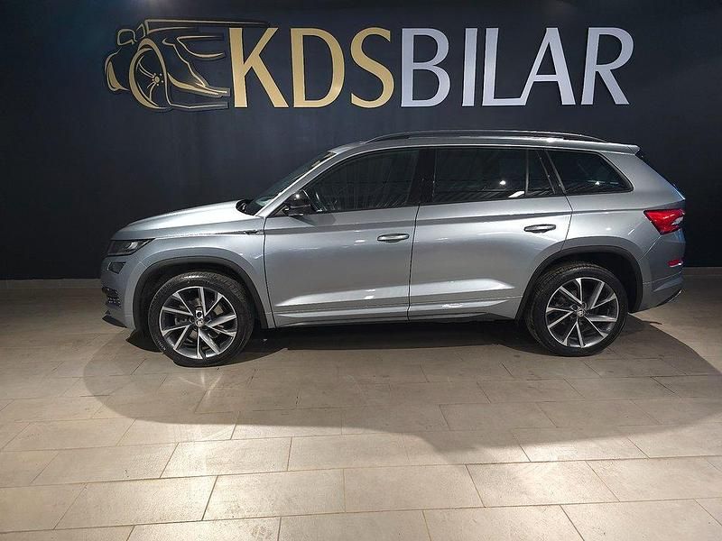 Grå Begagnad 2018 Skoda Kodiaq SportLine SUV | 259 500 kr (Lite dyr) - Bild 1/4