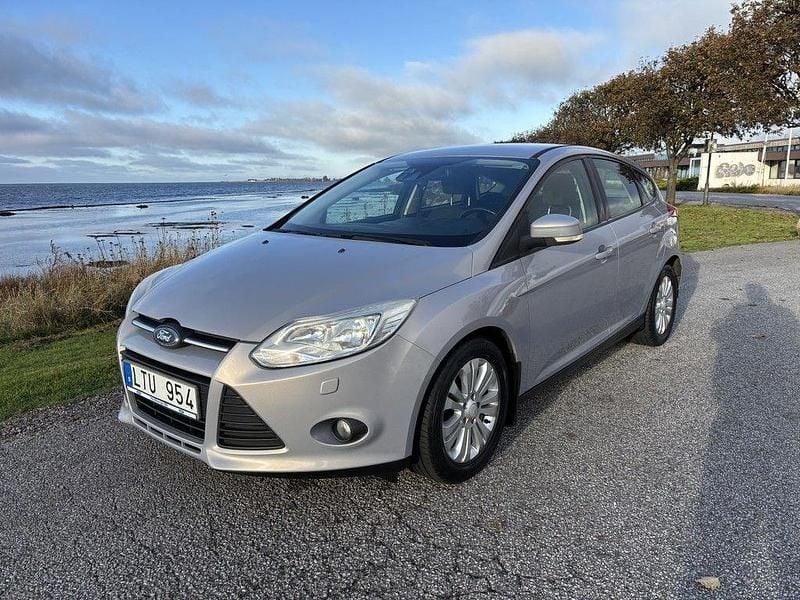 Grå Begagnad 2011 Ford Focus Halvkombi | 54 900 kr (Marknadspris) - Bild 1/4
