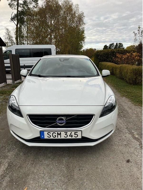Vit Begagnad 2015 Volvo V40 Momentum Kombi | 135 000 kr (Marknadspris) - Bild 1/4