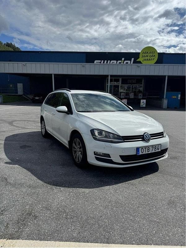 Vit Begagnad 2015 VW Golf VII Kombi | 99 900 kr (Bra pris) - Bild 1/4
