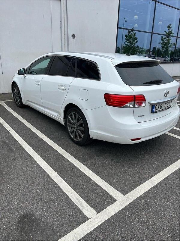 Vit Begagnad 2012 Toyota Avensis Business Edition Kombi | 57 000 kr (Marknadspris) - Bild 1/4