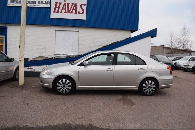 Silver Begagnad 2006 Toyota Avensis Halvkombi | 39 500 kr (Marknadspris) - Bild 1/4