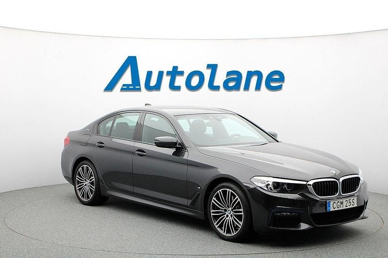 Grå Begagnad 2019 BMW 530e iPerformance Sedan | 329 900 kr (Marknadspris) - Bild 1/3