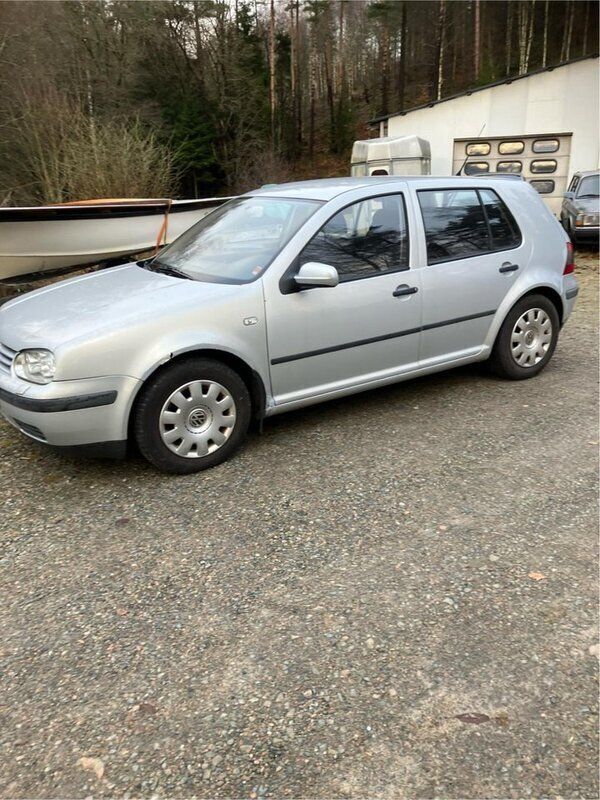 Grå Begagnad 2000 VW Golf IV Halvkombi | 10 500 kr (Marknadspris) - Bild 1/4