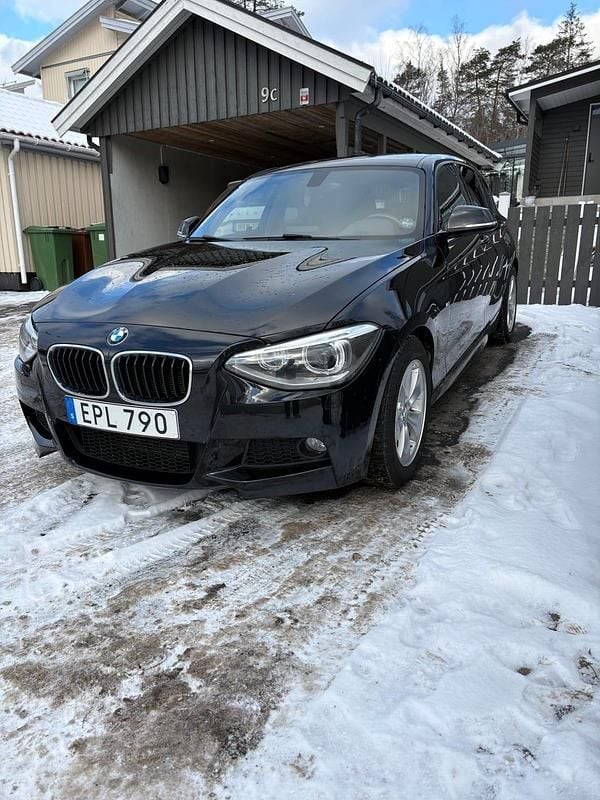 Begagnad 2015 BMW 118 Halvkombi | 124 000 kr (Marknadspris) - Bild 1/4