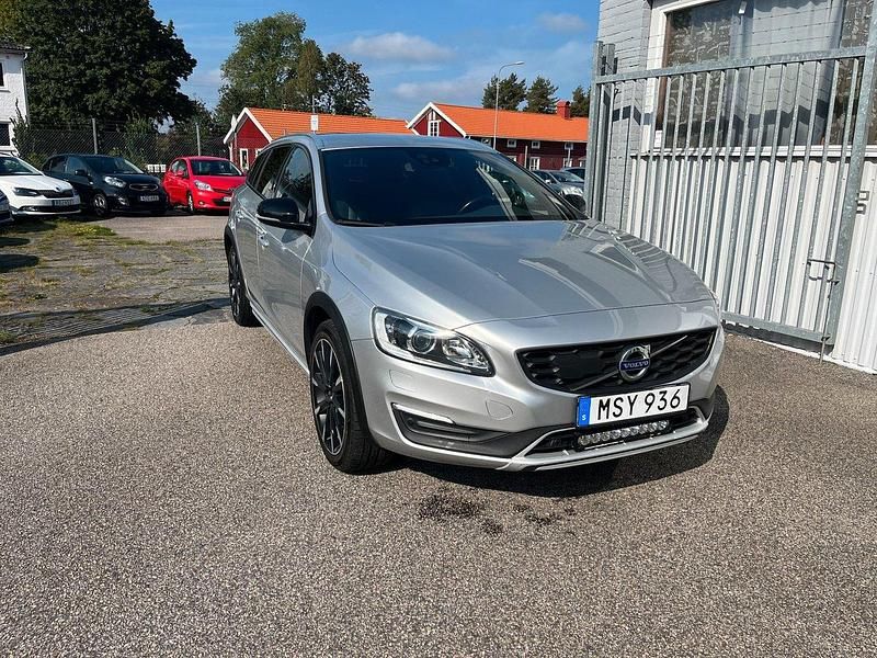 Silver Begagnad 2017 Volvo V60 CC Summum Kombi | 229 900 kr (Marknadspris) - Bild 1/4
