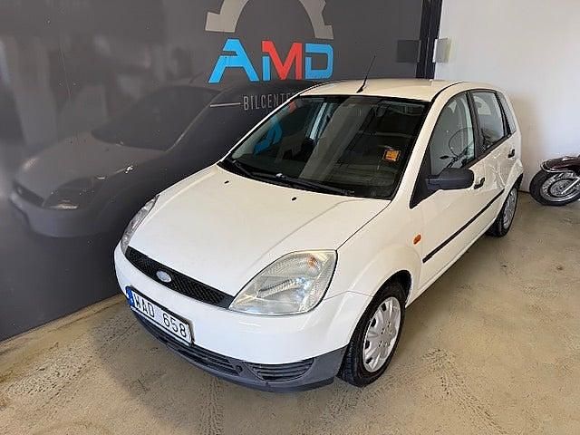 Vit Begagnad 2004 Ford Fiesta Halvkombi | 14 900 kr (Marknadspris) - Bild 1/4