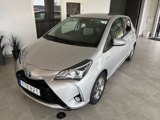 Silver Begagnad 2017 Toyota Yaris Hybrid Active Halvkombi | 164 500 kr (Marknadspris) - Bild 1/4