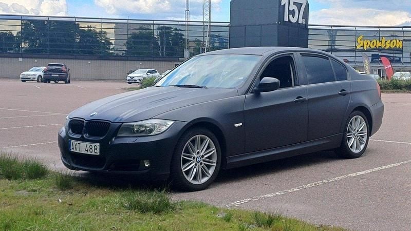 Grå Begagnad 2011 BMW 320 Comfort Edition Sedan | 82 500 kr (Marknadspris) - Bild 1/4