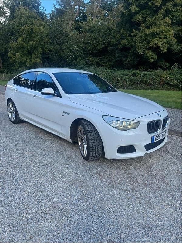 Vit Begagnad 2014 BMW 530 Gran Turismo M Sport Halvkombi | 179 000 kr (Superpris) - Bild 1/3