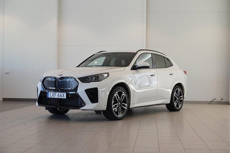 Vit Begagnad 2024 BMW iX2 M Sport SUV | 519 900 kr (Marknadspris) - Bild 1/4