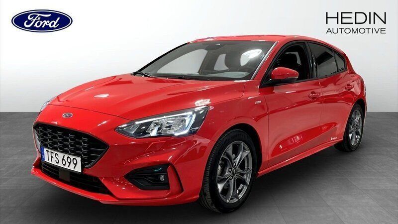 Röd (red) Begagnad 2021 Ford Focus ST-Line Halvkombi | 189 900 kr (Marknadspris) - Bild 1/4