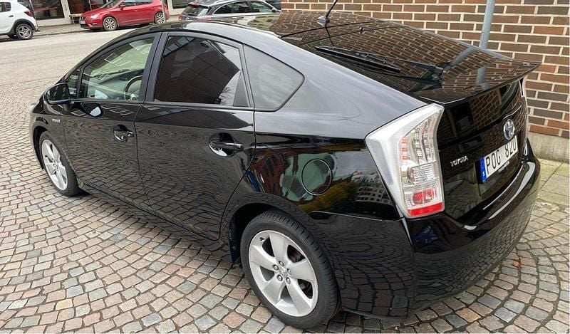 Svart Begagnad 2010 Toyota Prius Halvkombi | 73 000 kr (Marknadspris) - Bild 1/4