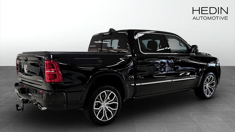 Ny RAM 1500 548 HK (403 kW) 2025 Svart Pickup