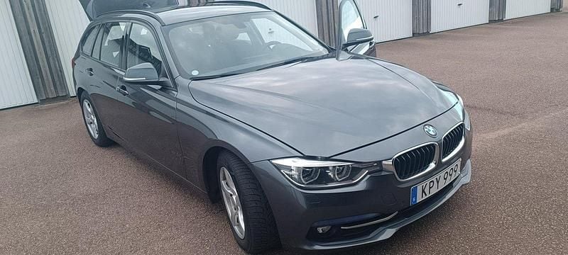 Grå Begagnad 2019 BMW 320 Efficient Dynamics Kombi | 225 000 kr - Bild 1/4