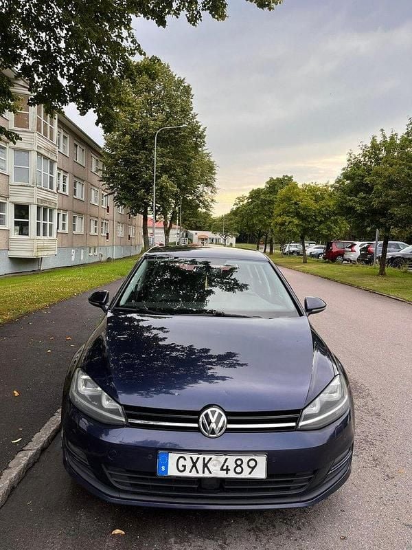 Blå Begagnad 2016 VW Golf VII Halvkombi | 90 000 kr (Bra pris) - Bild 1/4