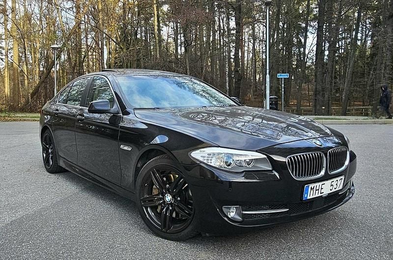 Svart Begagnad 2012 BMW 535 M Sport Sedan | 186 000 kr (Superpris) - Bild 1/4