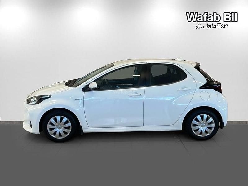 Begagnad Toyota Yaris Hybrid Active 92 HK (67 kW) 2020 Vit Halvkombi