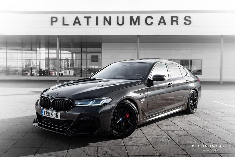 Grå (sophistgrå metallic) Begagnad 2023 BMW 530e M Sport Sedan | 529 000 kr - Bild 1/4