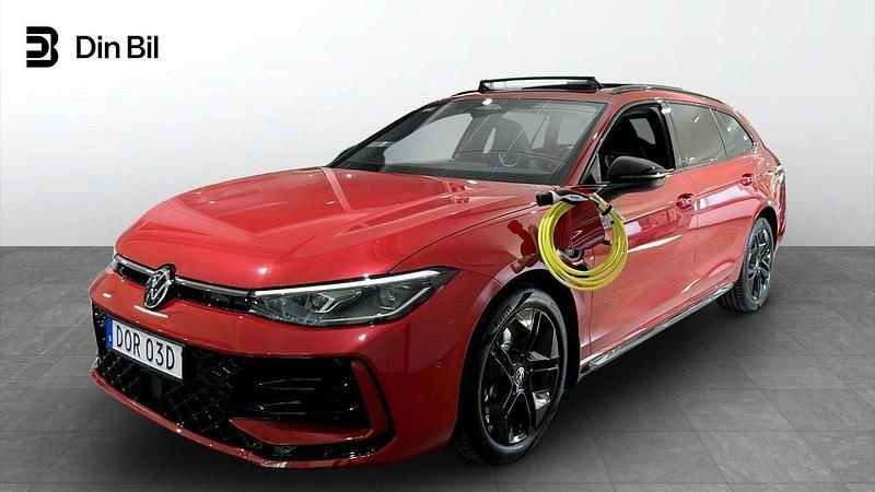Röd (chili red metallic) Ny 2025 VW Passat R-line Kombi | 571 800 kr (Marknadspris) - Bild 1/4