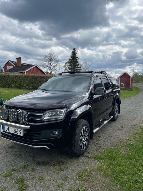 Svart Begagnad 2015 VW Amarok Canyon Pickup | 169 000 kr (Marknadspris) - Bild 1/4