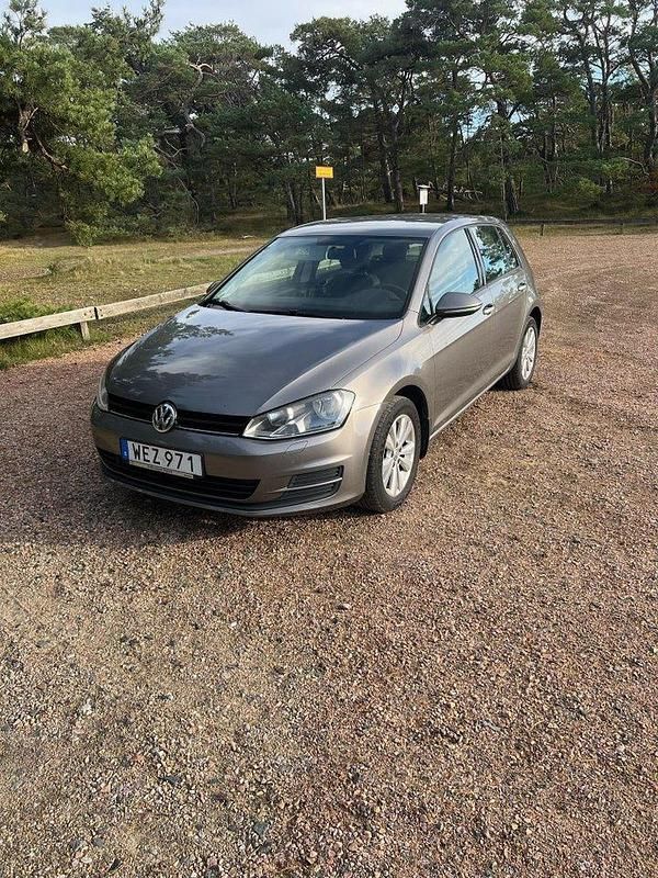 Grå Begagnad 2015 VW Golf VII Halvkombi | 75 000 kr (Marknadspris) - Bild 1/4