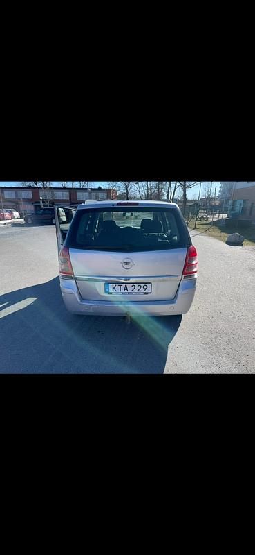 Begagnad Opel Zafira 140 HK (102 kW) 2010 Minibuss