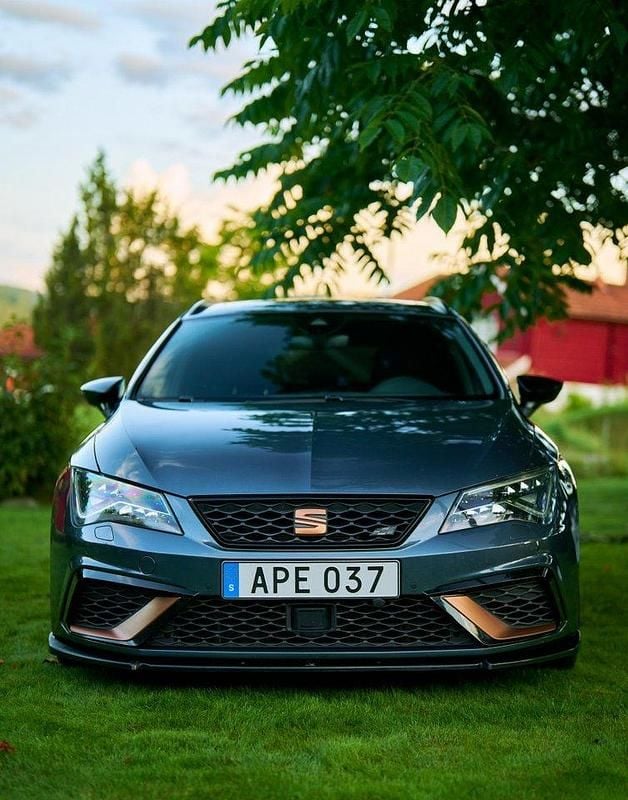 Grå Begagnad 2019 Cupra Leon Kombi | 262 000 kr (Marknadspris) - Bild 1/4