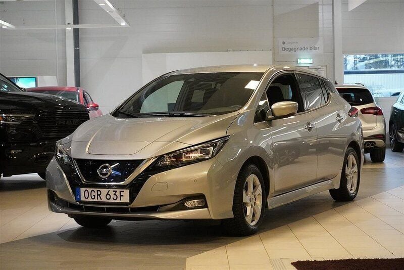 Grå/silver Begagnad 2021 Nissan Leaf Tekna Halvkombi | 179 900 kr (Bra pris) - Bild 1/4