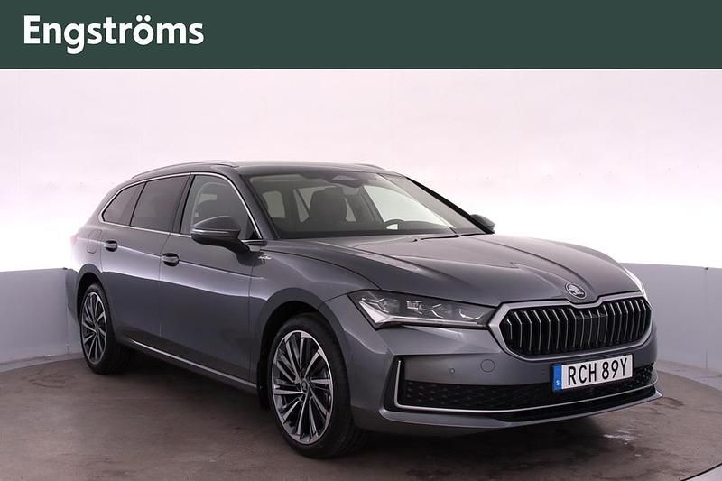 Grå Ny 2026 Skoda Superb Kombi | 541 400 kr - Bild 1/4