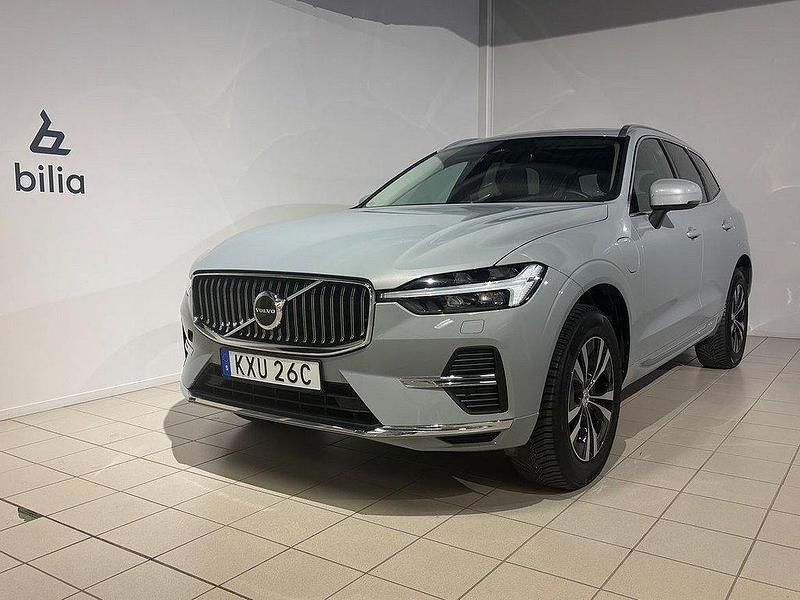 Grå Begagnad 2023 Volvo XC60 Core SUV | 479 900 kr (Marknadspris) - Bild 1/4