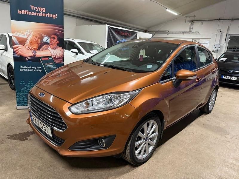 Begagnad Ford Fiesta Titanium 101 HK (74 kW) 2015 Brun Halvkombi