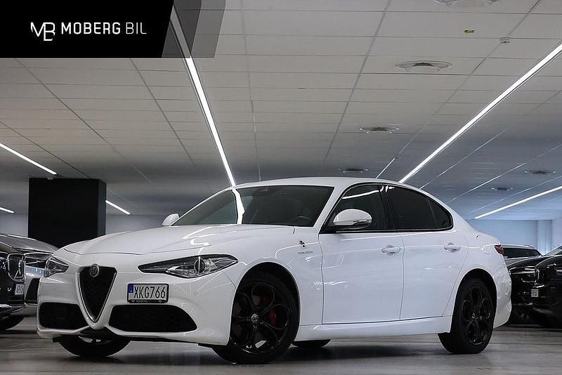 Vit Begagnad 2018 Alfa Romeo Giulia Veloce Sedan | 299 900 kr (Lite dyr) - Bild 1/2